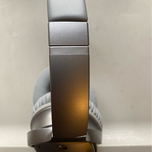 Bose Silver On-Ear Headphones - Picture 7 of 10